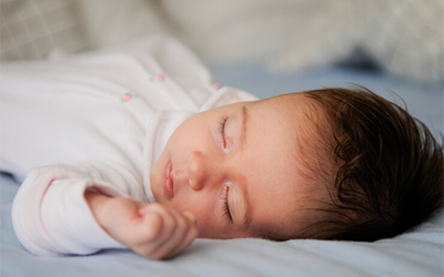newborn-baby-girl-sleeping-blue-sheets-home_1139-1644 400X250